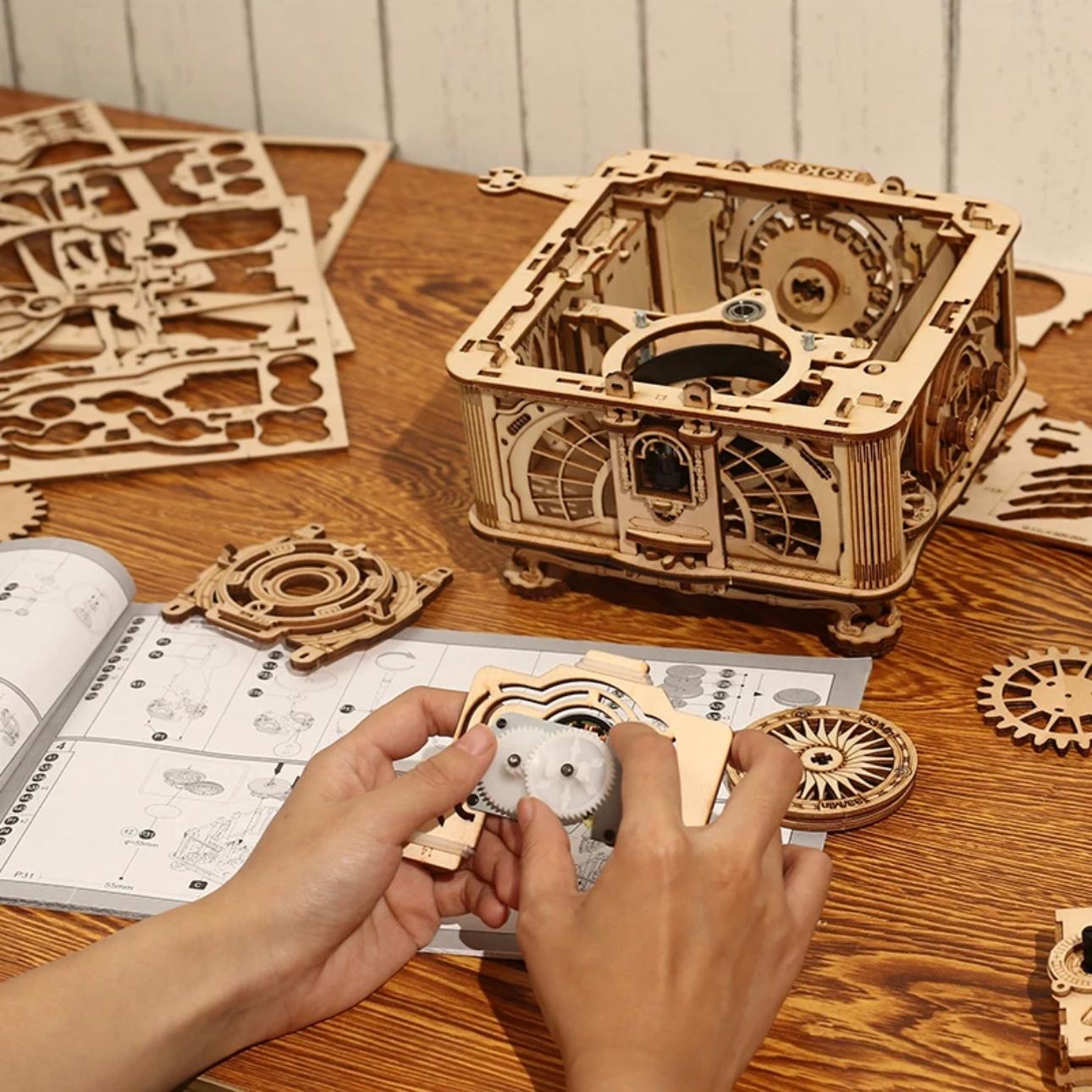 RetroCraft DIY Gramophone: Wooden Puzzle Model Kit with Hand Crank & Electric Versions